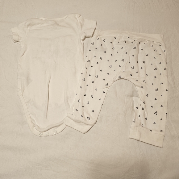 Rae Dunn Baby "I Stole Grandma's Heart" Onesie and Heart Pant Set - Picture 3 of 4